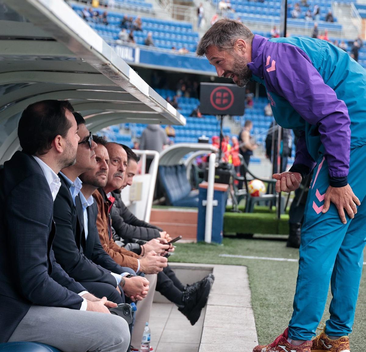 Aitor Sanz dialoga con algunos de los dirigentes del club, antes del partido del sábado ante el Lugo. | MARÍA PISACA