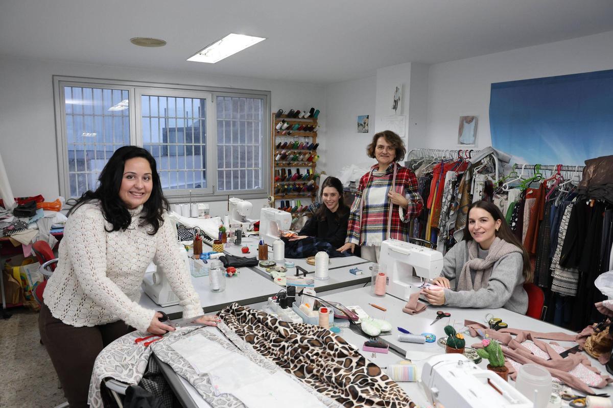 Arantxa Fontenla con sus alumnas en el taller Café Costura Vigo