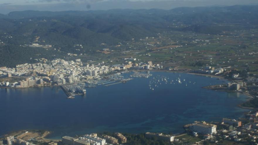 Vista general de la bahía de Sant Antoni (Ibiza)