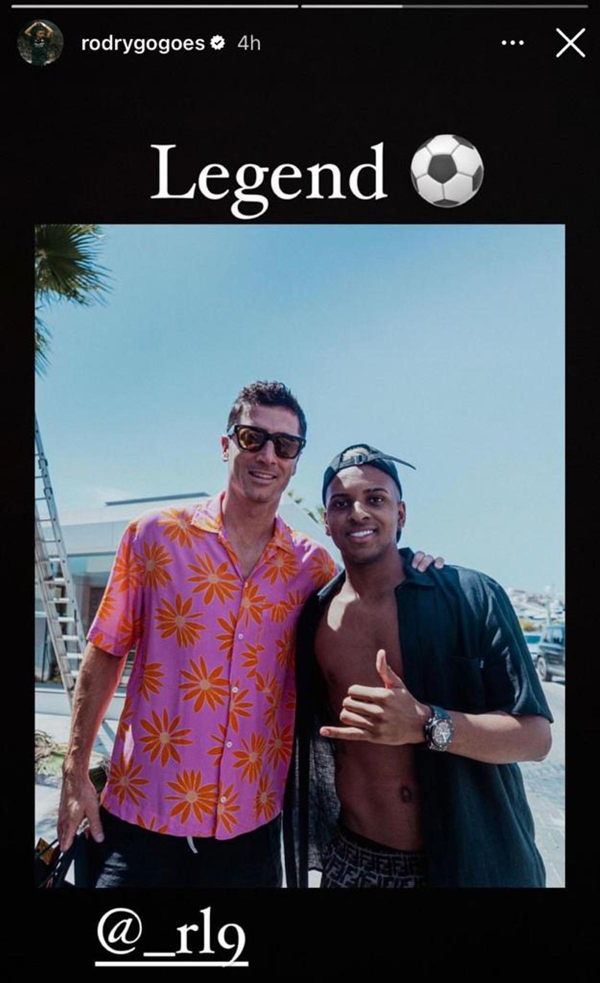 Rodrygo le pidio una foto a la "leyenda" Lewandowski. Ambos coincidieron en las Baleares