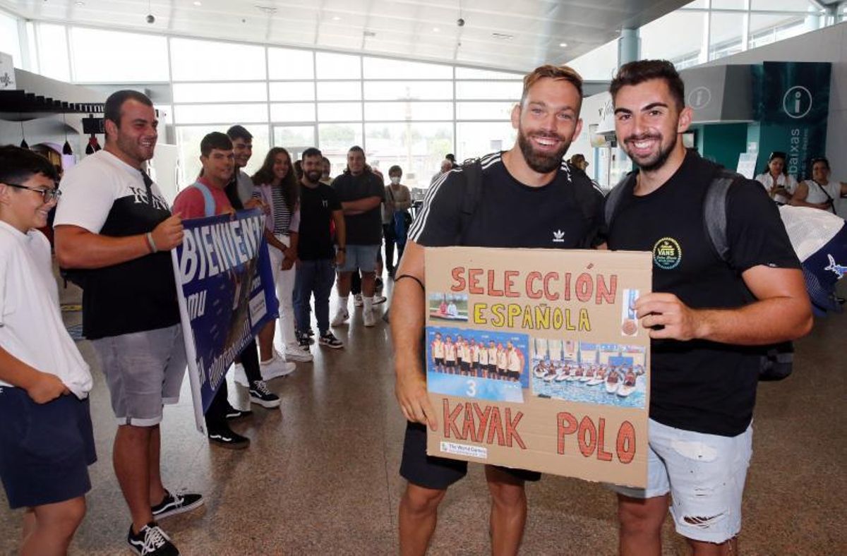 Álex Casal y Samu Pardavila con una pancarta. | // MARTA G. BREA
