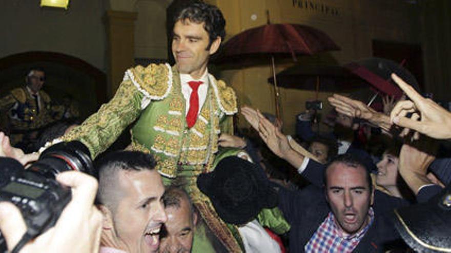 José Tomás ante el fervor de la gente a su salida a hombros de la plaza.