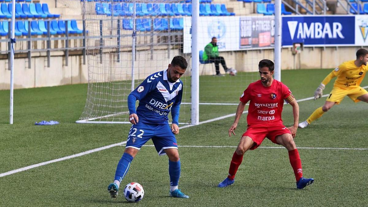 Blázquez defensant el jugador del Badalona Aparicio durant el partit d&#039;ahir al migdia al camp dels escapulats.