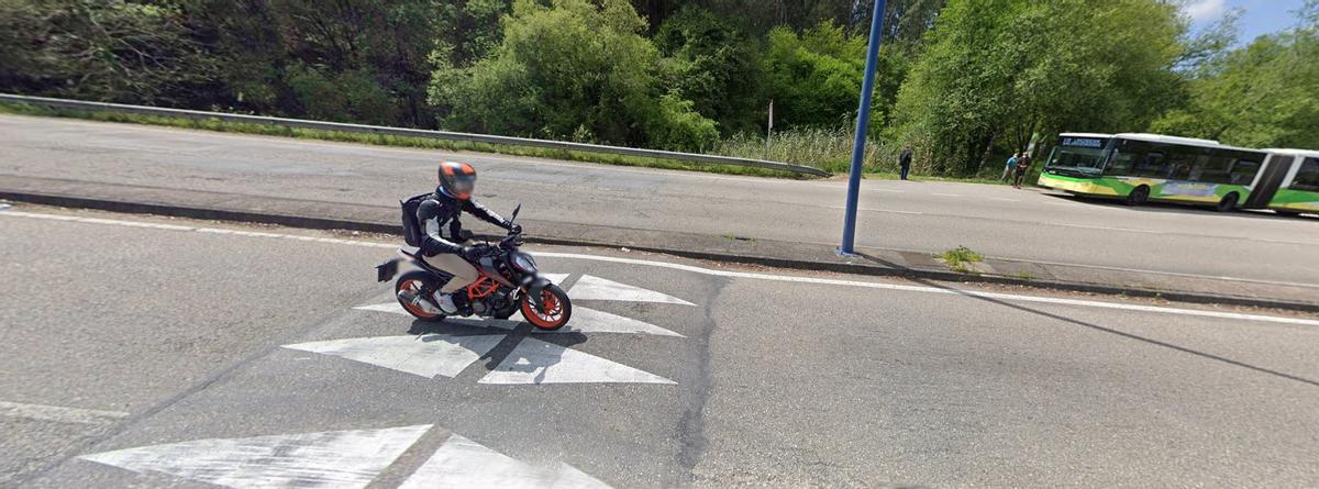 Un badén &quot;lomo de asno&quot; ubicado en la avenida Clara Campoamor de Vigo.