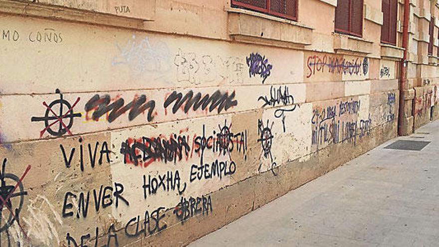 Pintadas en uno de los institutos de la plaza del Tubo.