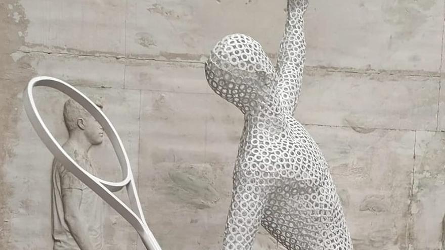 Restaurada y más luminosa: vuelve a Xàbia la escultura de David Ferrer