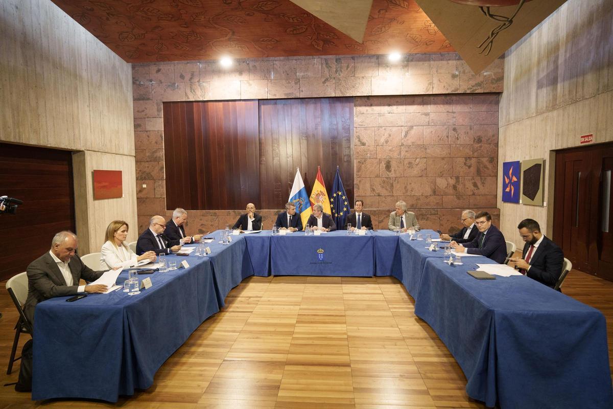 Fernando Clavijo preside la reunión con los siete portavoces parlamentarios para analizar el 'decreto Canarias'