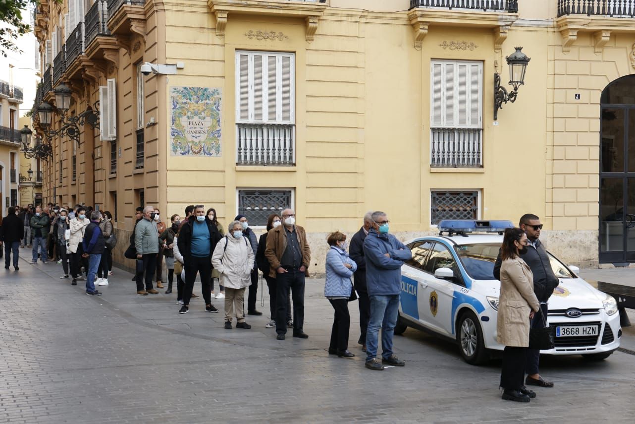 Colas para vacunarse en la plaza de Manises