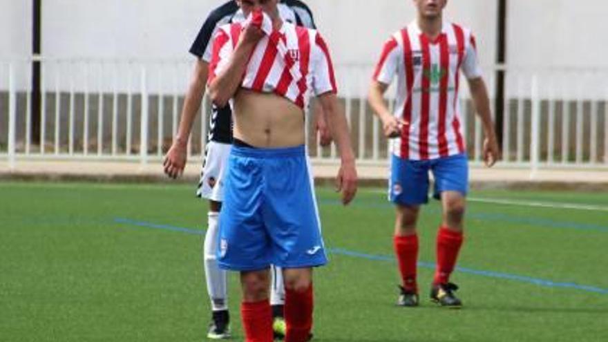 Un jugador del Onda se tapa la nariz durante el partido.