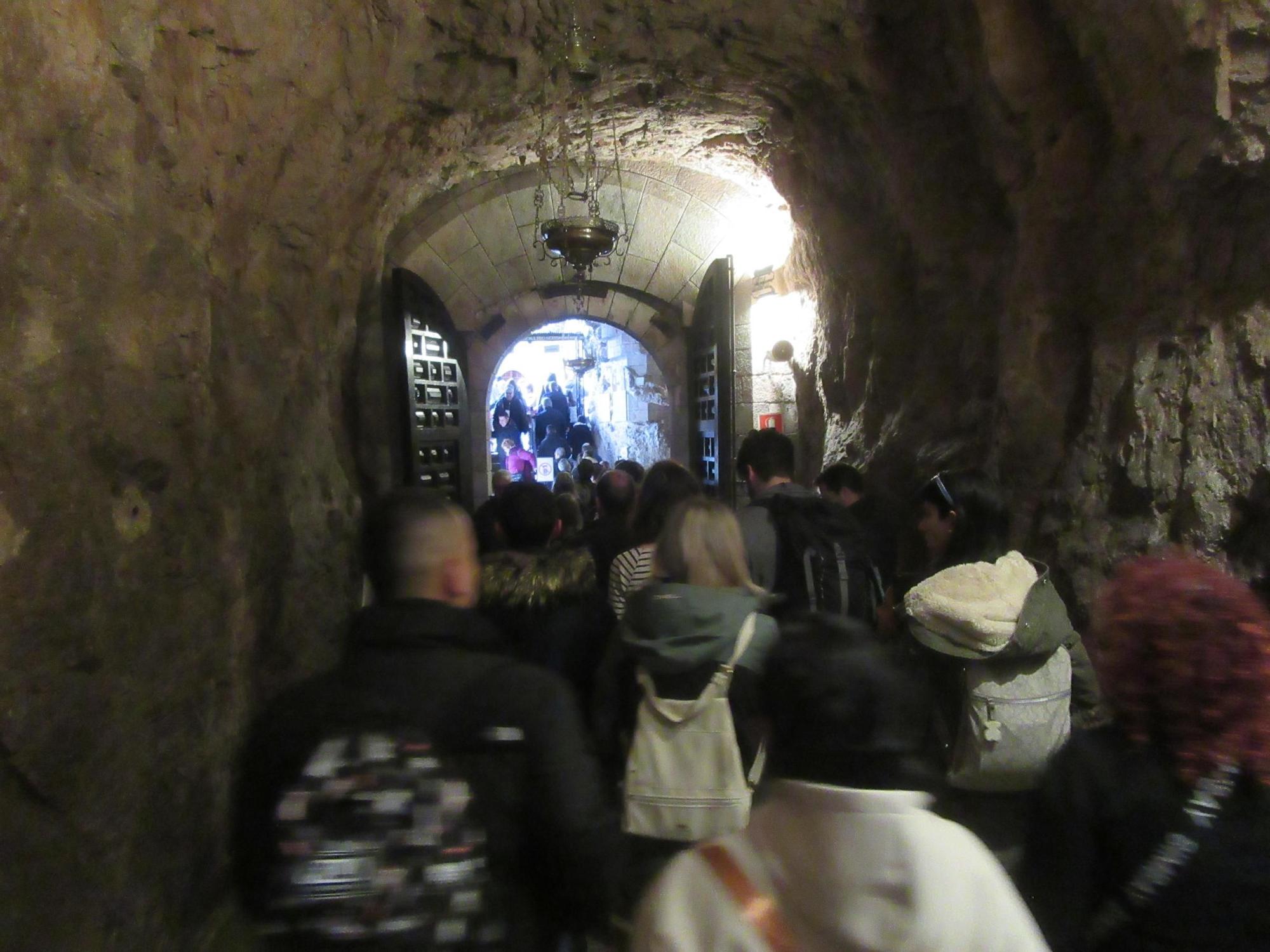 Cientos de personas se congregan en Covadonga este Viernes Santo