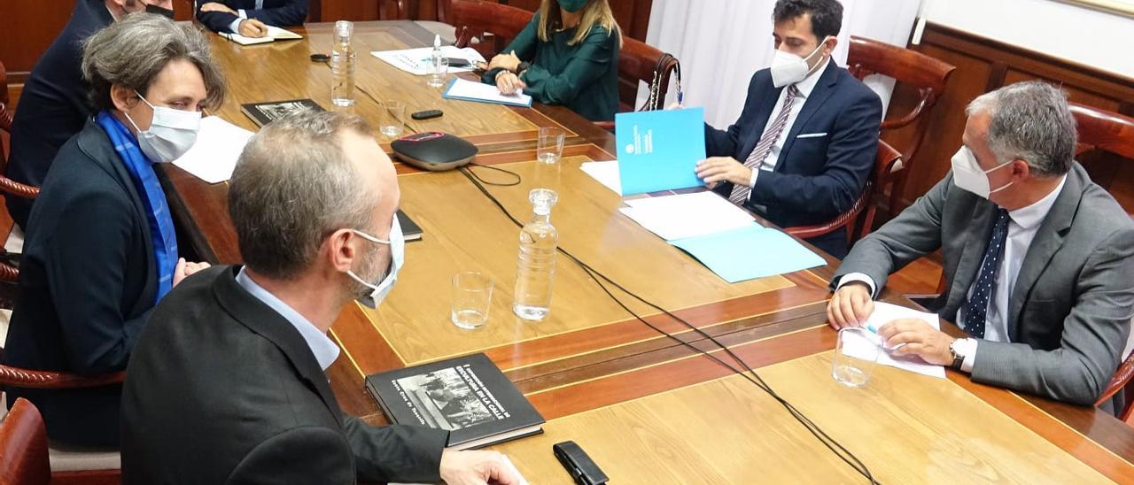 Reunión de trabajo entre el Ayuntamiento de Santa Cruz y la delegación del Museo Rodin de París.