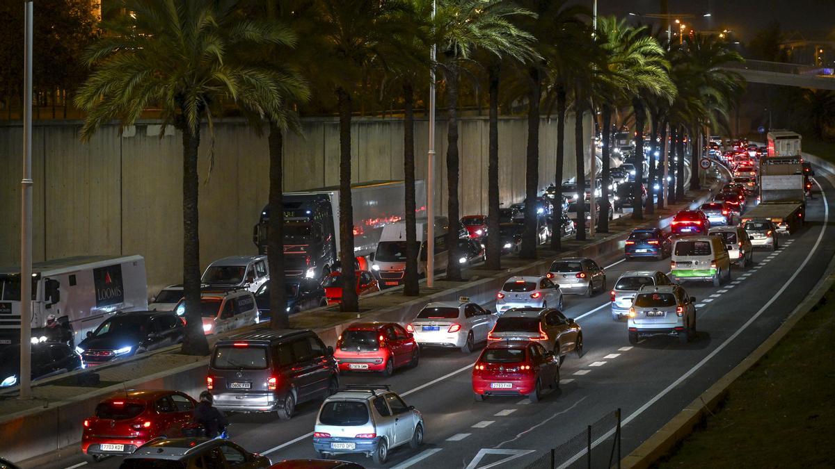 Tráfico denso en la ronda litoral a la altura del Forum en ambos sentidos.