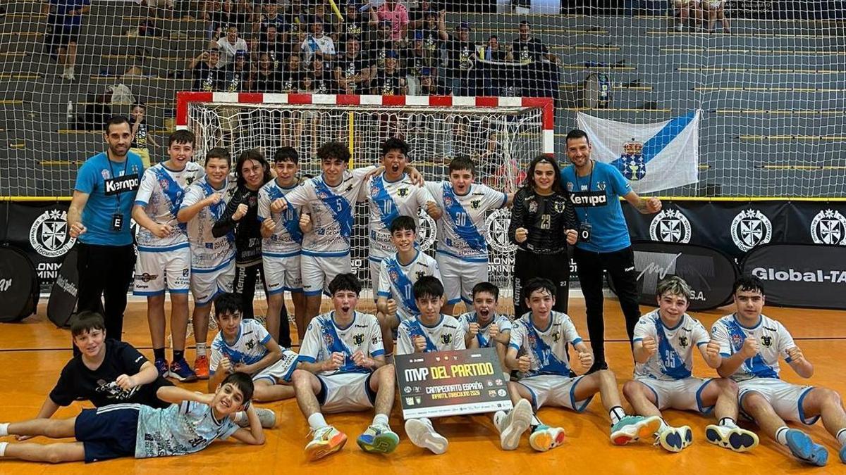 El As Casiñas Luceros infantil celebra en la pista su victoria de esta mañana.