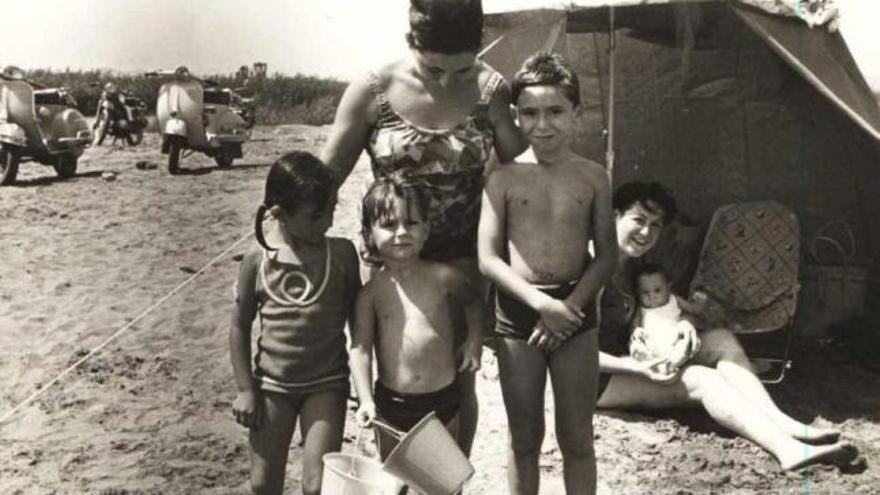 Foto familiar de Salvador García Aranda (el niño del centro, con el cubito) en 1968, en las cercanías de Sacaba Beach.