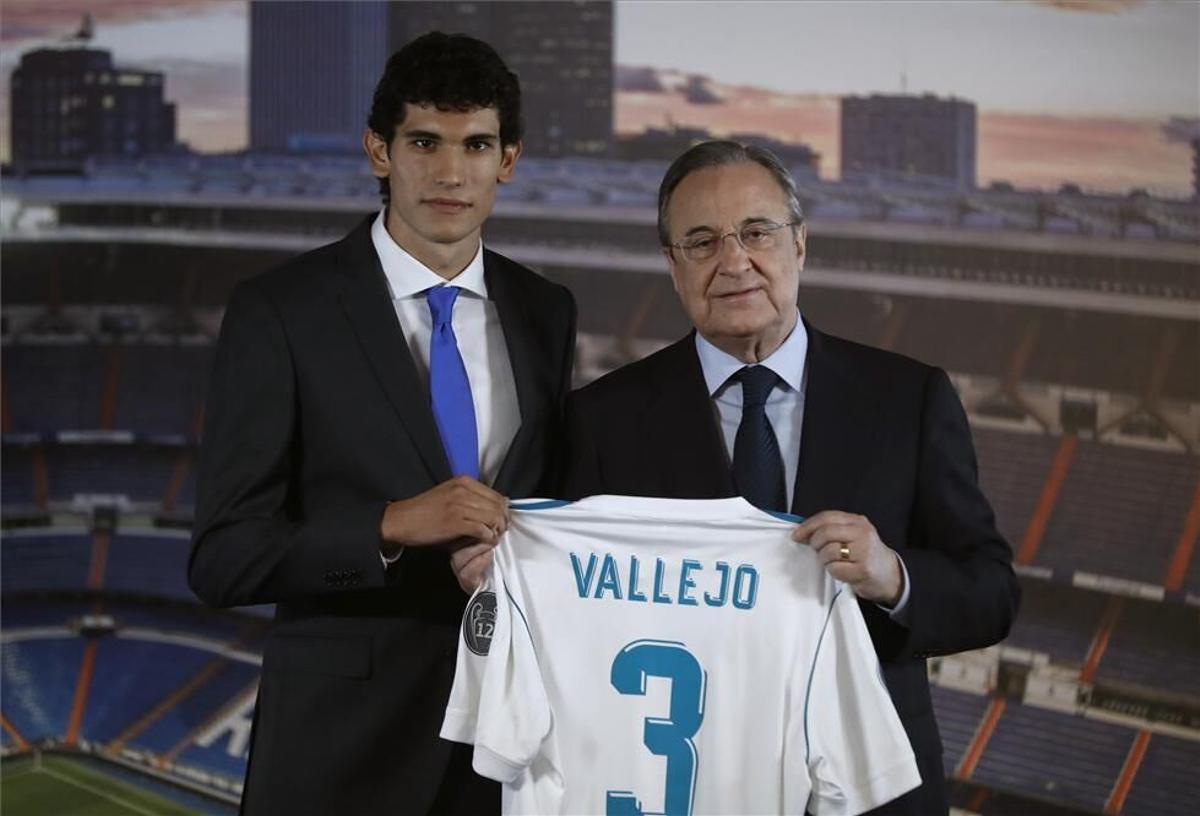 Vallejo durante su presentación en el Real Madrid con Florentino Pérez