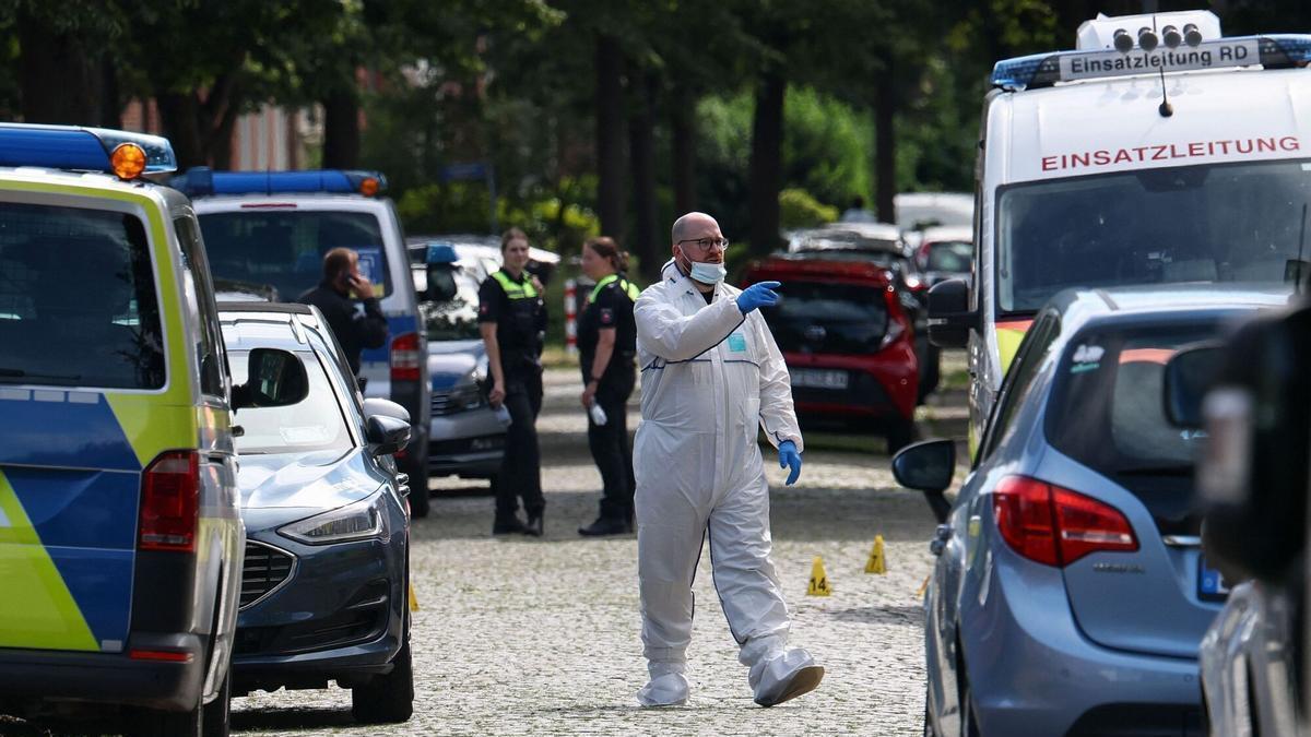 Un oficial de la Policía forense alemana trabaja cerca de la escena del tiroteo en el que han fallecido cinco personas, este lunes en Stade, en el norte de Alemania.