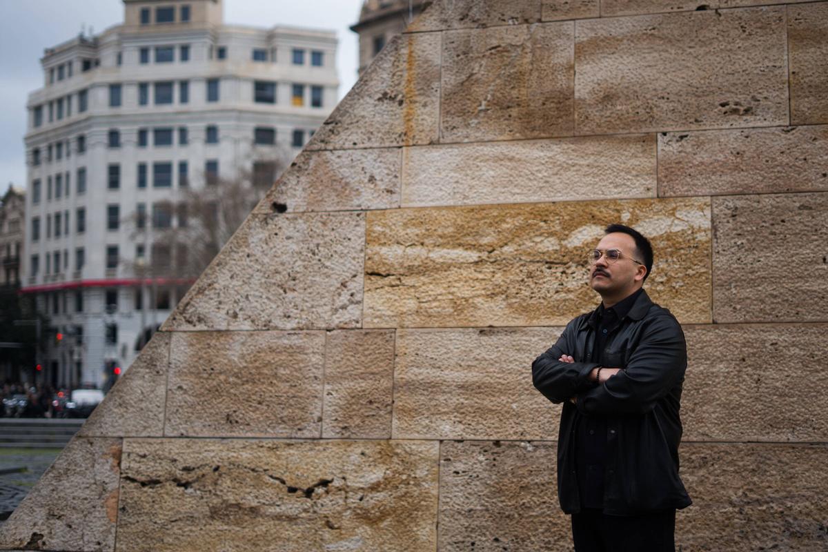 Barcelona. 28/02/2025. Barcelona. Marcelo López, Fabián Macías y Bagu, jóvenes nacidos en el estranjero, fotografiados en Barcelona. AUTOR: Marc Asensio Barcelona, Catalunya, España, jóvenes, estranjero, testimonios, Marcelo López, Bagu, Fabián Macías, residentes, pasaporte, permiso de residencia, juventud, diversidad