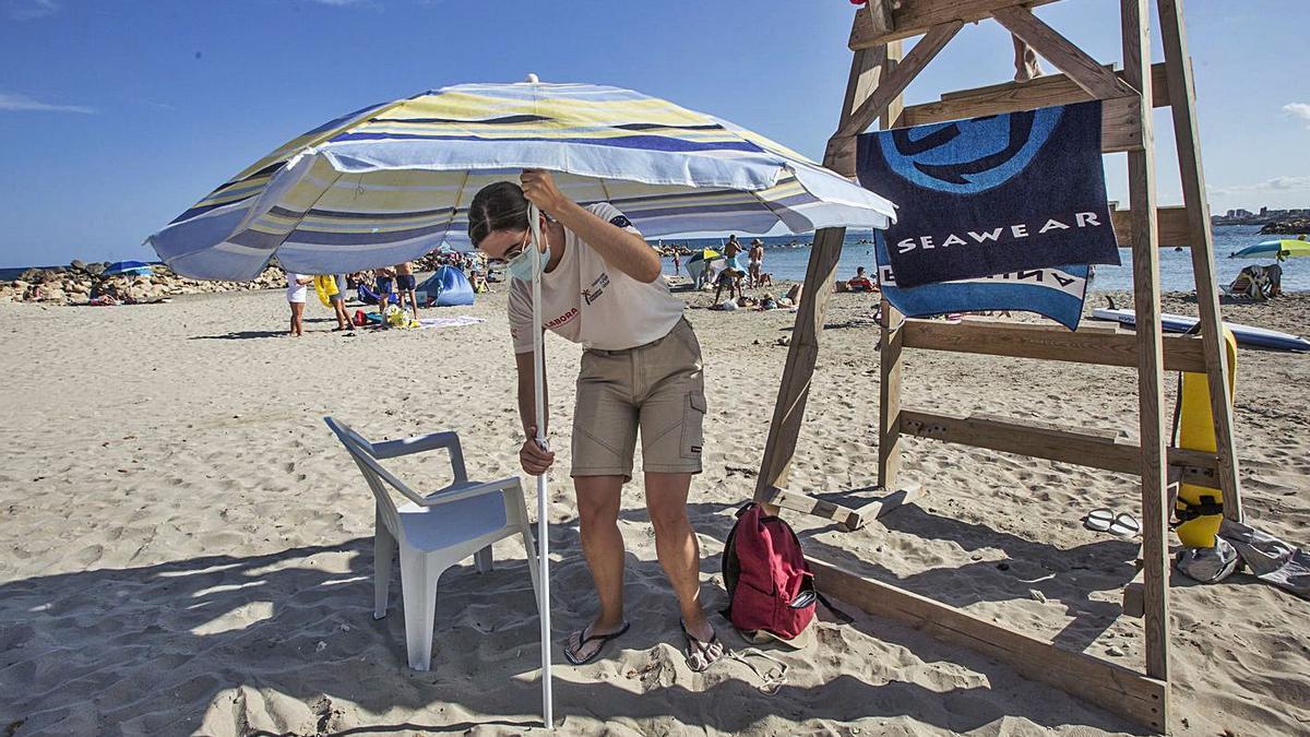 Los auxiliares covid en El Campello denuncian jornadas de 8 horas bajo el sol sin equipo de protección