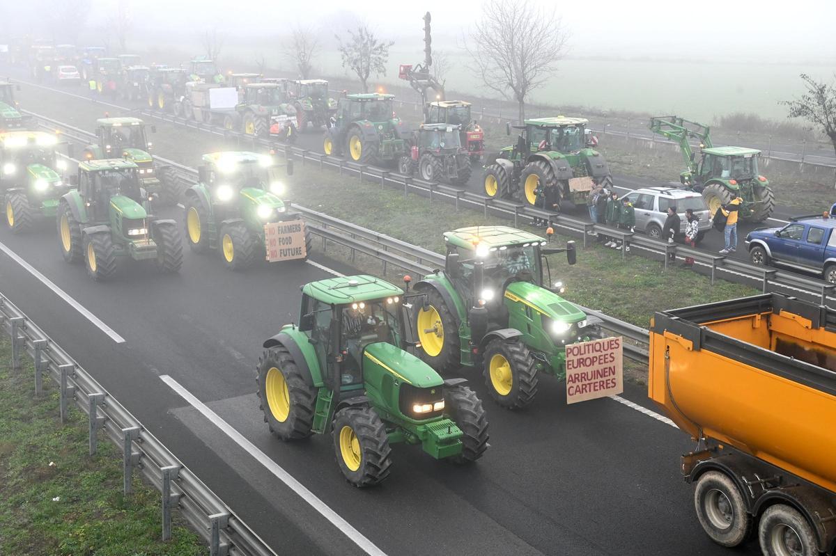 Agricultores catalanes protestan en Fondarella, en el Pla dUrgell (Lleida)