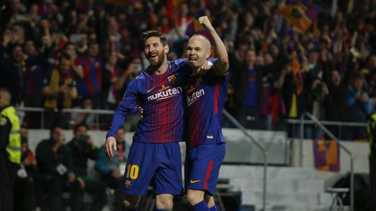 Messi e Iniesta protagonizan la celebración de Sant Jordi del FC Barcelona