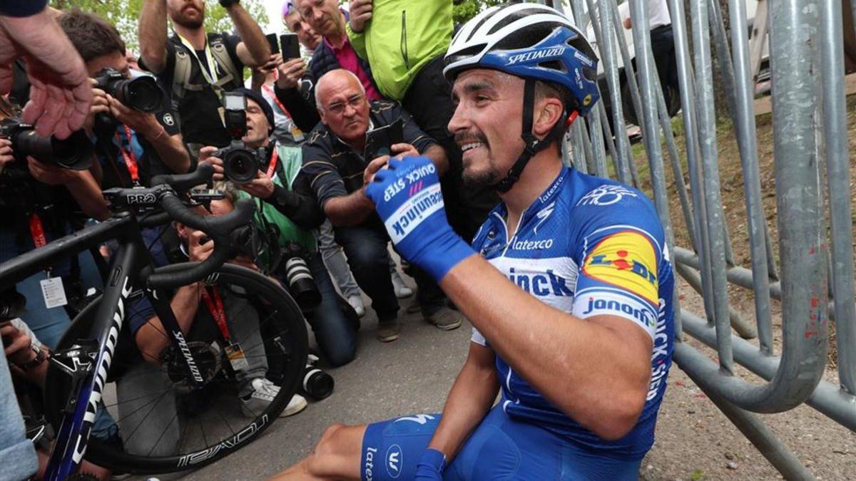 El ciclista galo celebra desde el suelo su triunfo en Las Ardenas