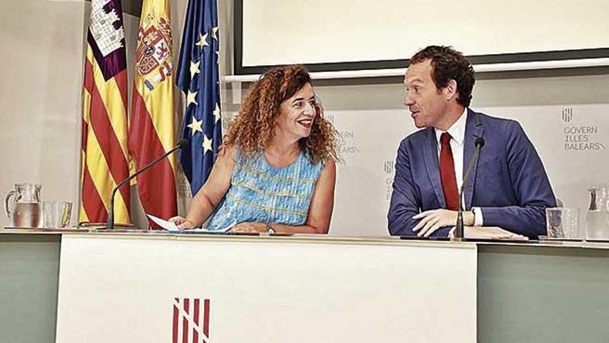 La portavoz del Ejecutivo, Pilar Costa, y el conseller Marc Pons ayer tras el Consell de Govern.