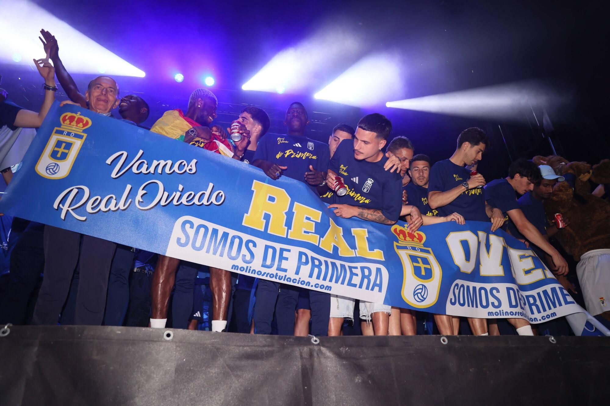 Así se celebró el ascenso del Oviedo a Primera: la afición estalla en una noche histórica