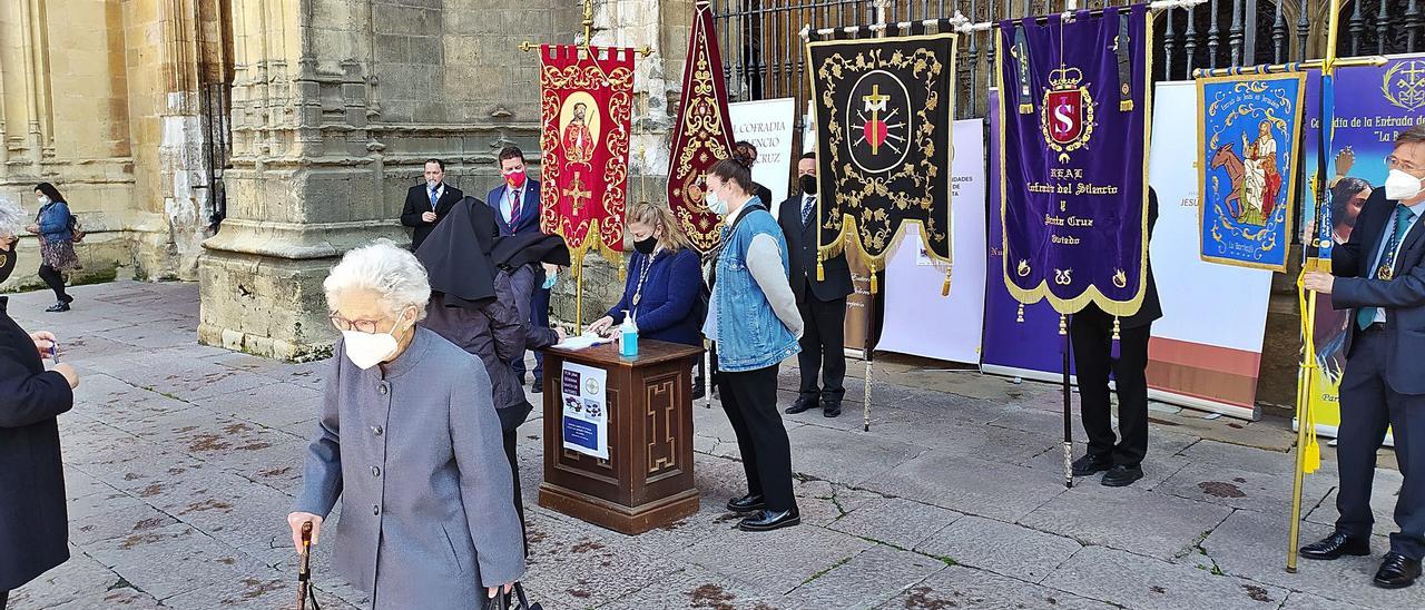 Las cofrades Encarnita Jiménez y María Aurora Jiménez recogen firmas a favor de la declaración de la Semana Santa ovetense como fiesta de interés turístico regional en la mañana de ayer a las puerta de la Catedral de Oviedo. | F. T.