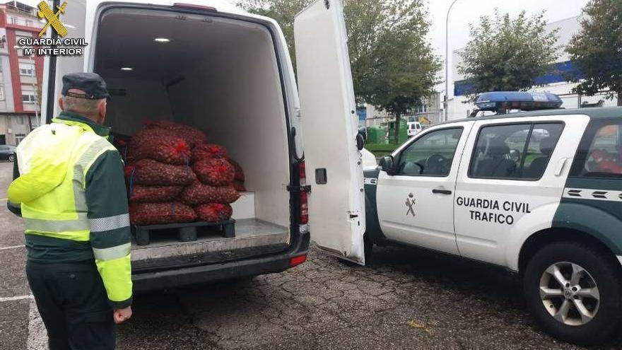 La furgoneta y los sacos de marisco que fueron decomisados.  // Guardia Civil