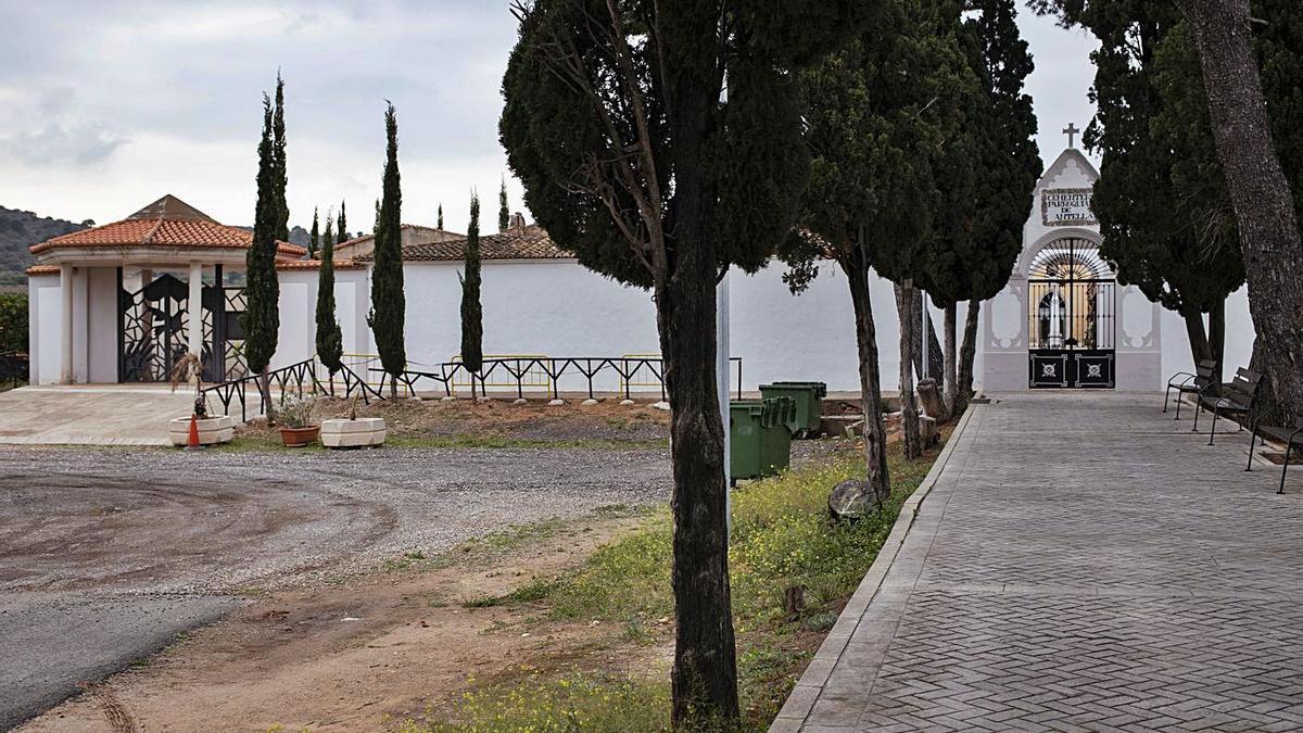 Las dos instituciones dan sepultura a los fallecidos en un camposanto con dos puertas. | PERALES IBORRA