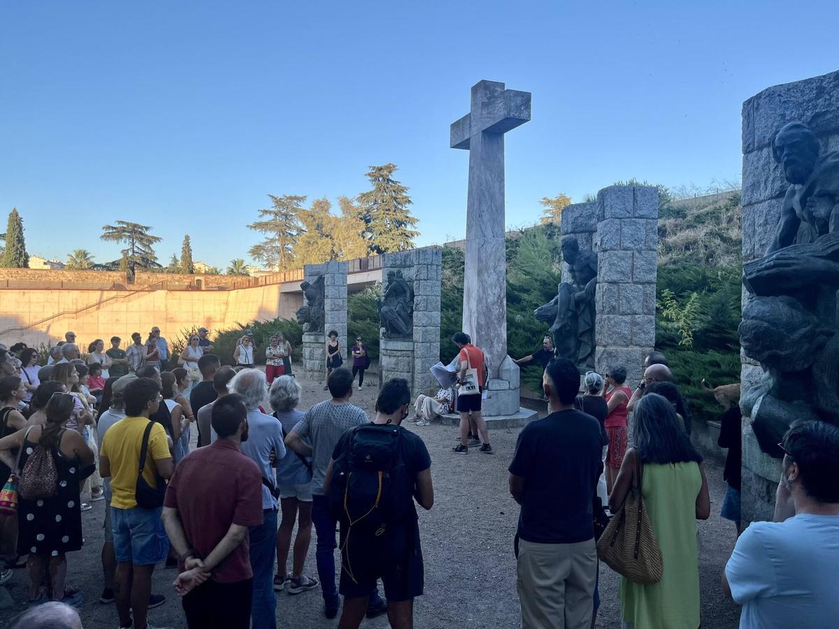 Así ha sido la ruta que recorre las huellas del Franquismo en Badajoz