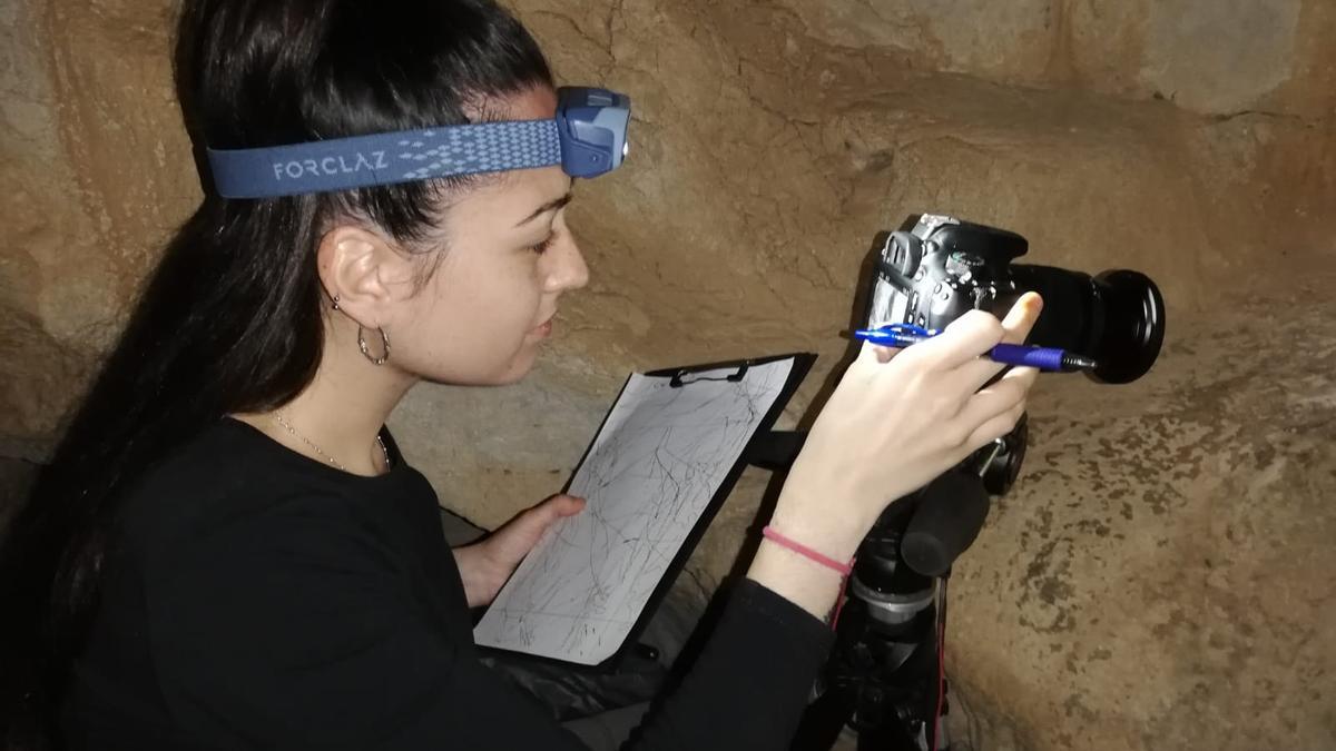 La investigadora Ana Cantó fotografía las paredes de la Cova de les Meravelles de Gandia.