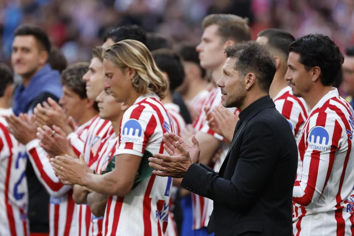 Los jugadores del Atlético de Madrid y su entrenador, Diego 'Cholo' Simeone (2d), durante el homenaje al delantero Antoine Griezmann tras el encuentro de la jornada 37 de LaLiga entre Atlético de Madrid y Girona FC, este domingo en el Estadio Metropolitano de Madrid.