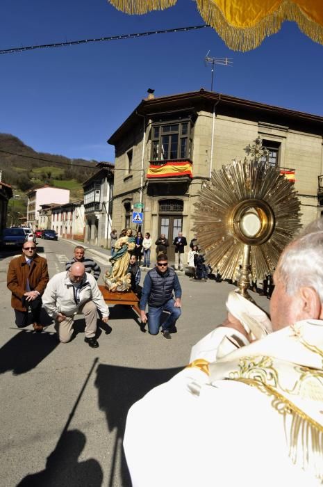 Misa y procesión de El Encuentro en Campomanes