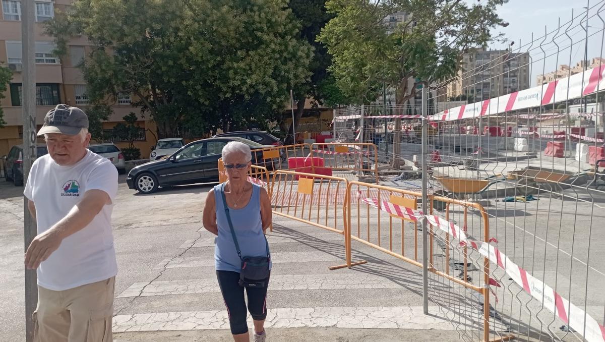 Francisco Romero y Virginia Rodríguez, en la zona en obras de Virgen de Belén.