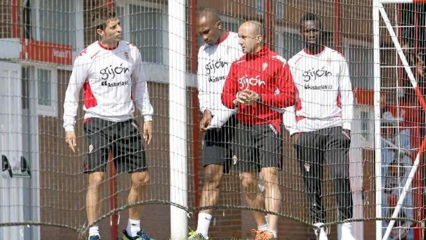 Eguren, Gregory y Mendy, ayer, con el rehabilitador Lorenzo del Pozo.