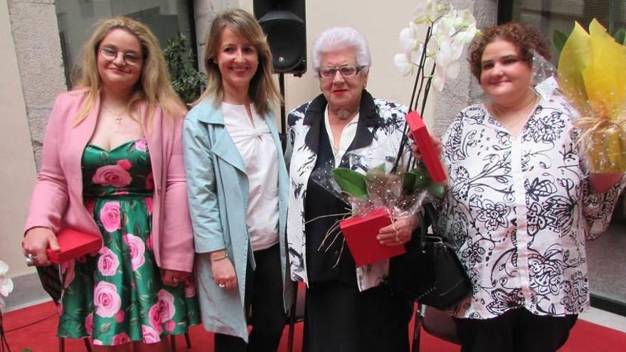 Pamela Martínez, Ana Nebot, Milagrosa Galguera y Carolina Martínez, tras recibir los premios, ayer, en Llanes.