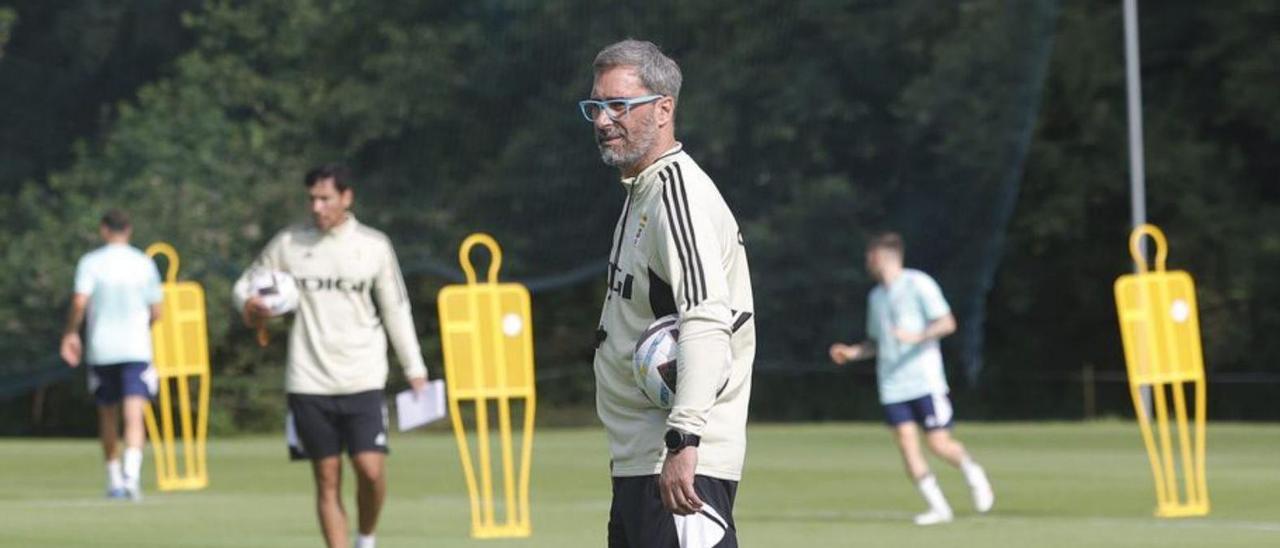 Bolo, en primer término, durante un entrenamiento del Oviedo. | Miki López