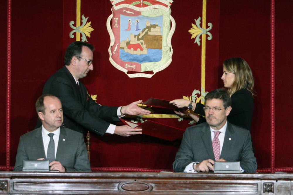 François Hollande y Mariano Rajoy son recibidos con honores junto al Ayuntamiento de Málaga. Antes del almuerzo, han visitado el Museo de Málaga.