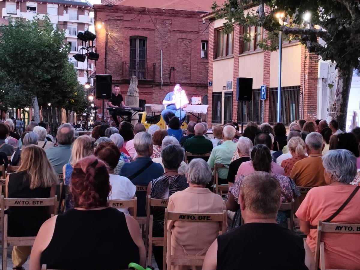 Los Paseos de la Mota han acogido en la noche del lunes el concierto de Luis A. Pedraza, dentro de la programación "Benavente Eclipsa".