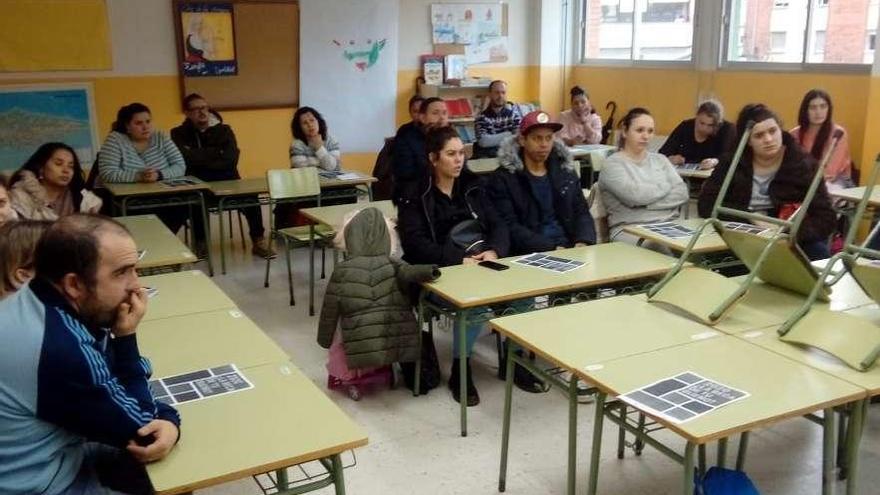 Familias del colegio Lorenzo Novo Mier, en la reunión de ayer.