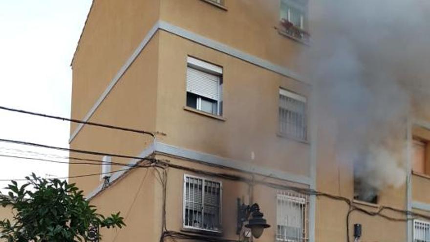 Diez afectados en el incendio de una vivienda en Málaga capital
