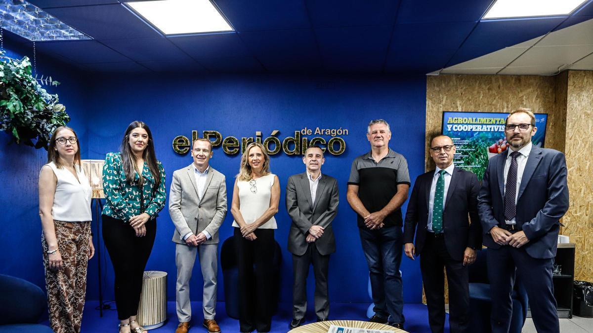 Carolina Luna, Ignacio Atance, José Domingo y Antonio Serrano junto a la directora gerente de EL PERIÓDICO DE ARAGÓN, Cristina Sánchez; la periodista Alicia Revuelta y dos representantes de Cajamar en Aragón.