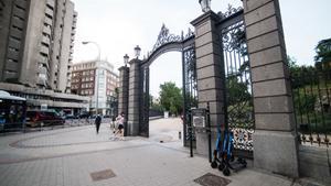 Archivo - Puerta del Parque del Retiro de Madrid.