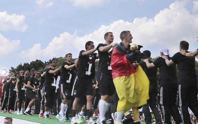 La selección alemana se dio un baño de masas a su llegada a Berlín