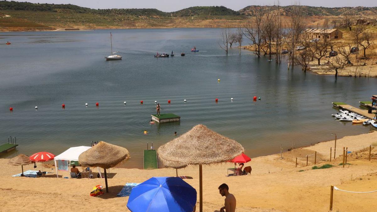 Bañistas en el embalse de La Breña II, hace unos días.