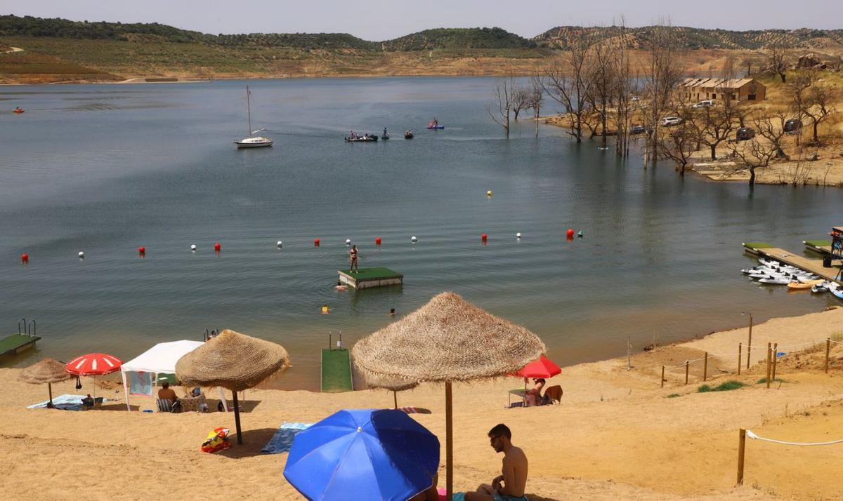 Bañistas en el embalse de La Breña II, hace unos días. | FRANCISCO GONZÁLEZ