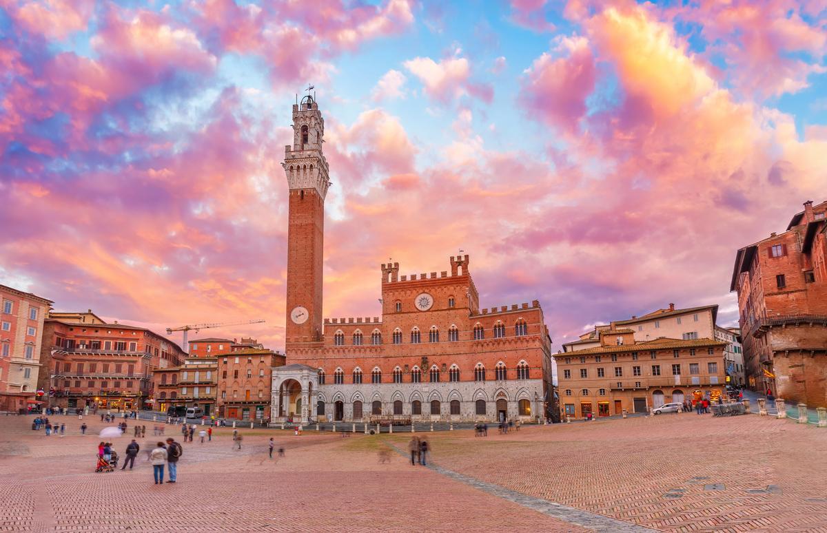Miles de colores inundan la plaza de Siena al atardecer