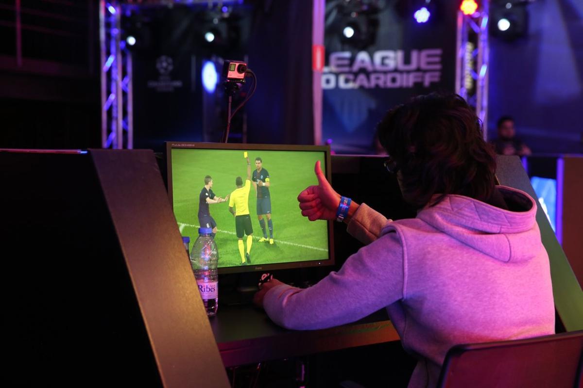 Imagen de archivo de un gamer en el transcurso de la competición UEFA Champions League PES 2017. Imagen de archivo de un gamer en el transcurso de la competición UEFA Champions League PES 2017.