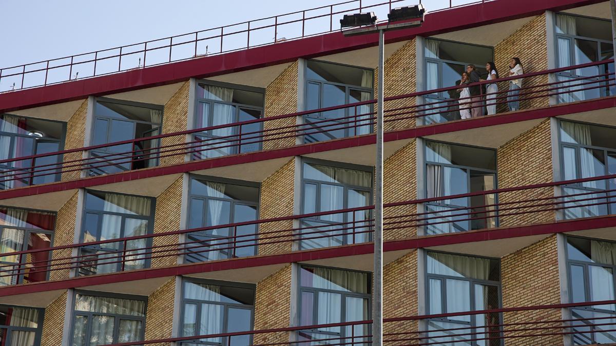 Varias alumnas en un balcón del Colegio Mayor Santa Mónica,